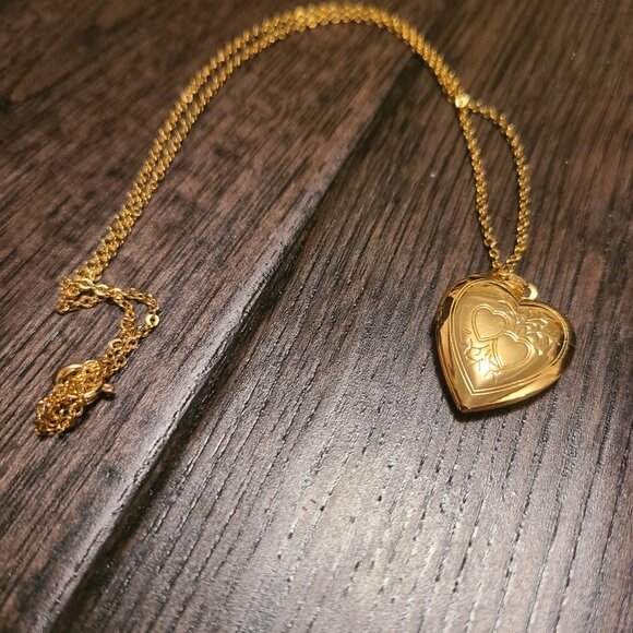 Vintage 1980s Necklace with Locket - Gold toned costume jewelry - Picture 2 of 4